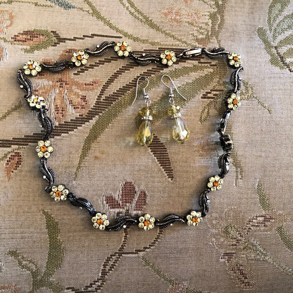 Austrian Crystal Daisy Costume Necklace w/Earrings- 534 $30 or $25 w/offer